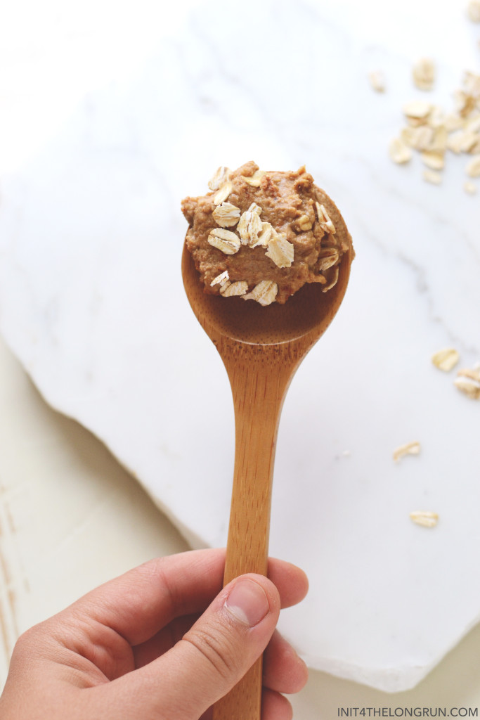 Edible Snickerdoodle Cookie Dough // This healthy edible cookie dough is the perfect dessert or afternoon snack