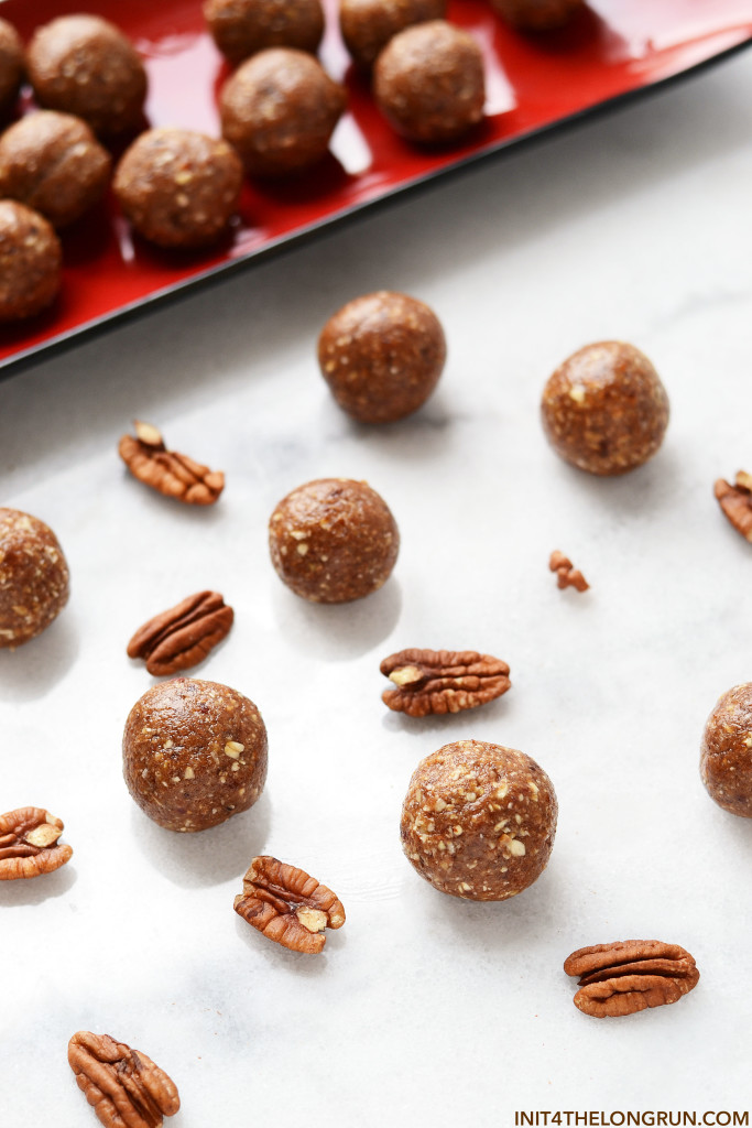Pecan Pie Almond Butter Balls // Get the sweet pecan-y goodness with out all the extra sugar with these Pecan Pie Almond Butter Balls - init4thelongrun.com