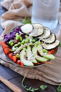 Rainbow Veggie Super Salad Bowl // Enjoy a the full veggie rainbow with this rainbow veggie salad bowl that packs in a delightful balance of complex carbs, protein and healthy fats.