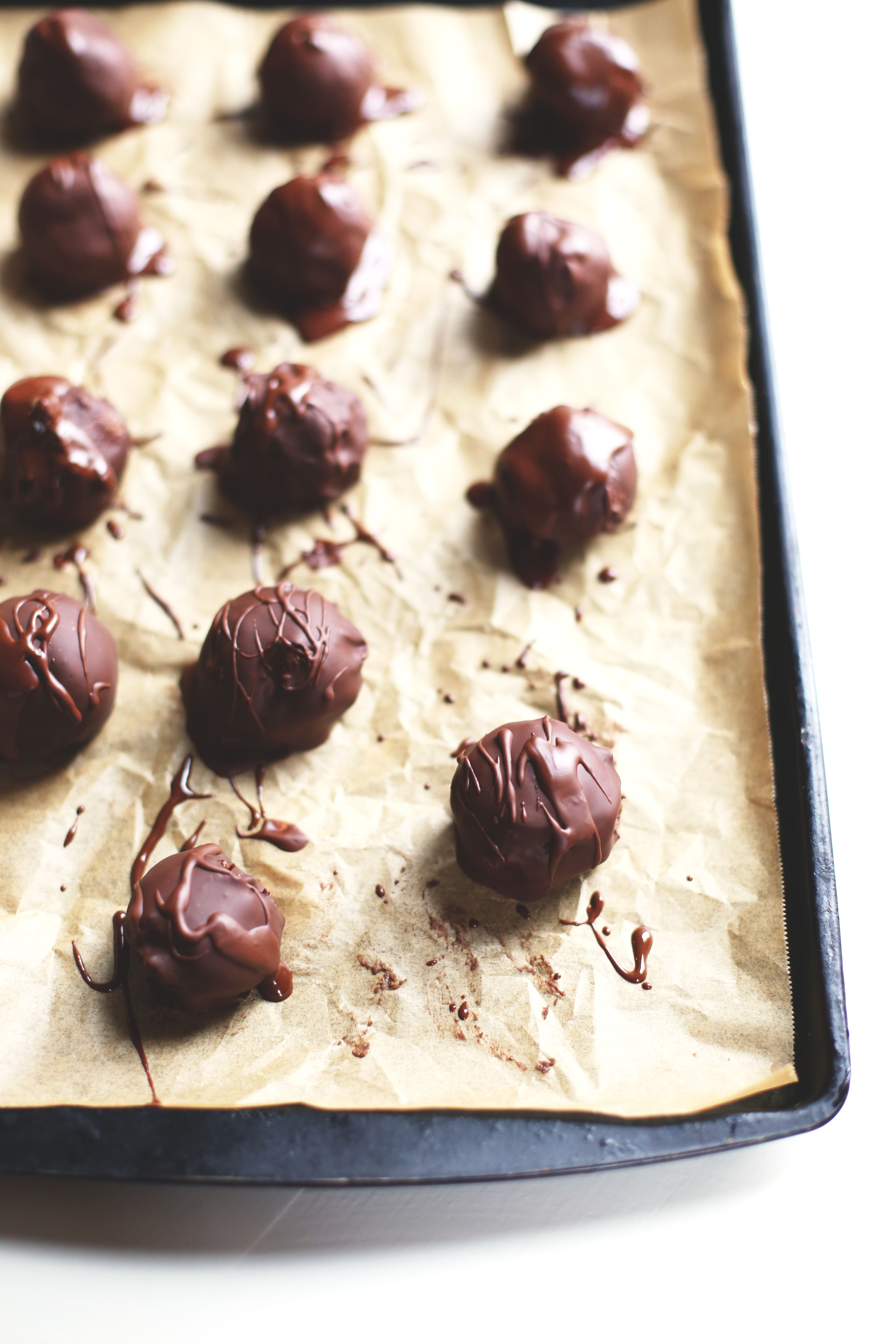 4-Ingredient Vegan Chocolate Truffles